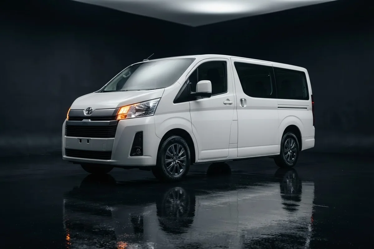 Toyota HiAce Commuter tampak samping